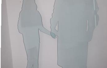 Bambino che accompagna adulto per mano