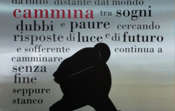 Uomo cammina Dibond